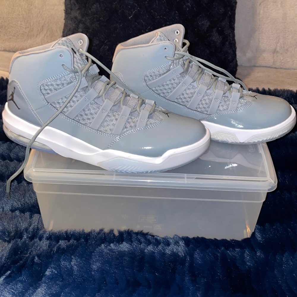 Mens Jordan Max Aura sneakers color Cool Grey.Size 11.5 never worn.